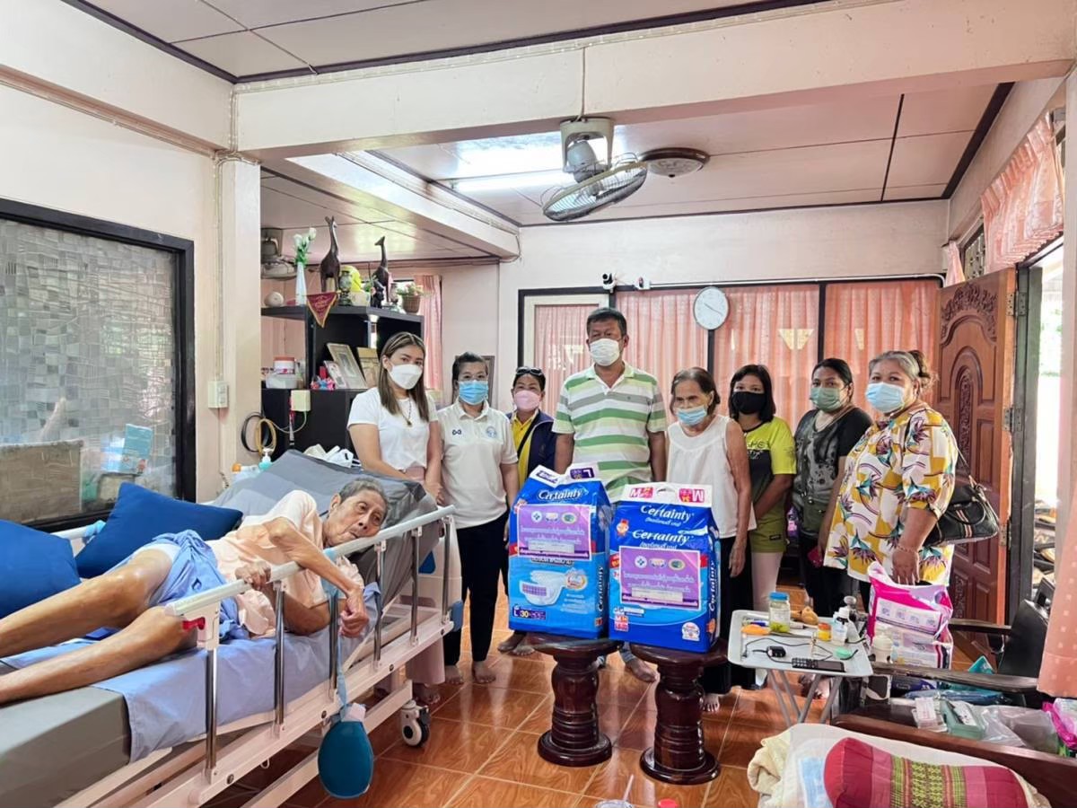 ลงเยี่ยมผู้สูงอายุที่มีภาวะพึ่งพิงในพื้นที่ และมอบวัสดุทางการแพทย์ที่จำเป็นในชีวิตประจำวัน